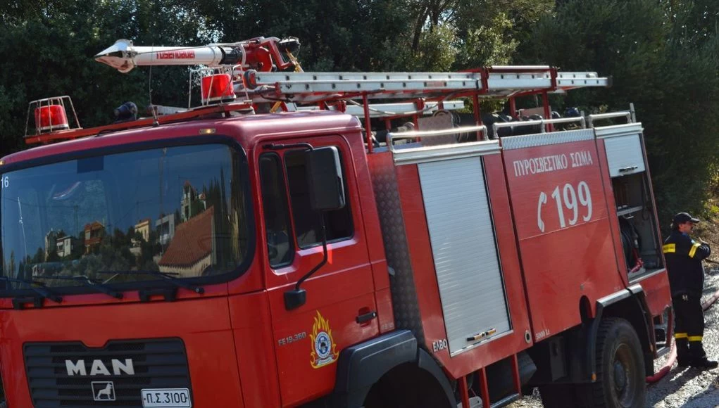Εμπρηστικές ενέργειες στα Τρίκαλα: 30χρονος άναβε φωτιές στο πέρασμά του – Βίντεο από την κατάσβεση